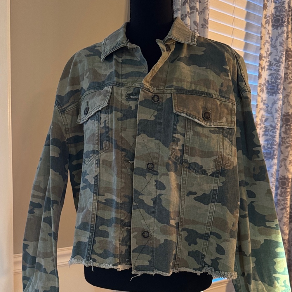 Free People Oversized Camo Cropped Raw Hem Jean Jacket - Size Medium - Picture 3 of 12